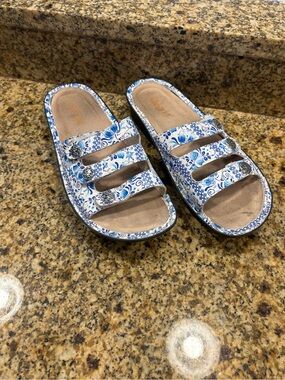 Alegria Fiona Sandals Blue White Floral Comfort Shoes Slip On Size 41 US 11